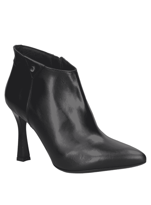 Botín de cuero café para mujer, diseño elegante con tacón alto y delgado, ideal para ocasiones formales.