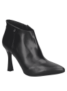 Botín negro de cuero para mujer, diseño contemporáneo con tacón alto y puntera moderna, combinable con atuendos casuales.