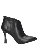 Botín de cuero negro para mujer, versátil y chic, con superficie lisa y altura que cubre el tobillo, ideal para vestir.