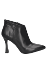 Botín de cuero negro para mujer, versátil y chic, con superficie lisa y altura que cubre el tobillo, ideal para vestir.