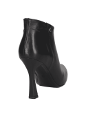 Elegante botín de cuero negro para mujer, con tacón delgado y detalle de broche lateral, aportando sofisticación.