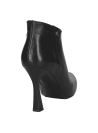 Elegante botín de cuero negro para mujer, con tacón delgado y detalle de broche lateral, aportando sofisticación.