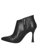 Botín de cuero negro para mujer, estilo vestir, con puntera afilada y acabado pulido, perfecto para ocasiones formales.