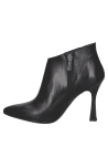 Botín de cuero negro para mujer, estilo vestir, con puntera afilada y acabado pulido, perfecto para ocasiones formales.