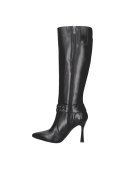 Elegante bota de cuero negro para mujer, con punta ligeramente afilada y diseño clásico, ideal para ocasiones formales.
