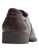 Zapato oxford de charol café para mujer con punta redonda y taco plano de 2.5 cm en cuero.