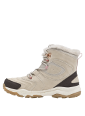Bota con cordones y ojales metálicos reforzados, ofreciendo ajuste seguro y soporte al tobillo.