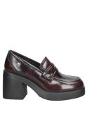 Mocasín burdeo de cuero, diseño clásico con taco robusto, ideal para combinar con jeans o falda midi.