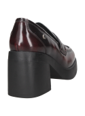 Zapato de cuero burdeo, mocasín femenino con toque contemporáneo, versátil para oficina o eventos semi-formales.