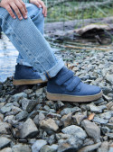 Botín azul casual para niño con caña media y cierre de velcro, ideal para uso diario y soporte al tobillo.