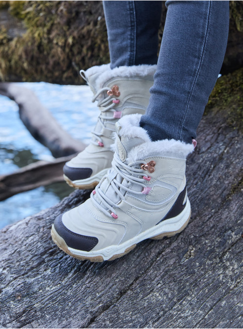 Bota beige decorada en el costado, combinando estética y funcionalidad sin comprometer su diseño robusto.