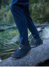 Botín negro de cuero para hombre, ideal para actividades outdoor, con diseño robusto y puntera reforzada para protección.