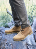 Botín de cuero camel para hombre, estilo desert boot casual, ideal para un look cómodo y estilizado.