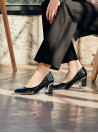 Zapato de mujer en charol negro, taco ancho medio, ideal para trajes sastre o faldas lápiz.
