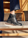 Botín negro de cuero para mujer, estilo casual, con diseño elegante y minimalista, ideal para uso diario.