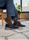 Zapato negro casual para hombre de cuero y textil, ideal para uso diario, con diseño elegante y funcional.