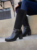 Bota negra de cuero para mujer, caña alta con textura afelpada y lisa, estilo casual elegante con tacón cuadrado cómodo.