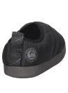 Pantufla de mujer en color negro, con suela resistente que ofrece buena tracción y soporte al caminar.