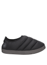 Pantufla casual negra para mujer, con material textil suave y abrigado, perfecta para el descanso en casa.