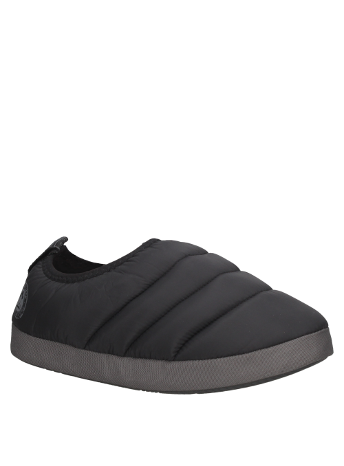 Pantufla negra de mujer con diseño acolchado moderno, ideal para un estilo casual y comodidad en climas fríos.