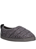 Pantufla textil con estampado animal print, estilo relajado, suela resistente, perfecta para uso en casa.