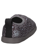 Pantufla para mujer en estampado animal print, diseño casual y moderno, ideal para comodidad diaria en climas fríos.
