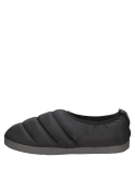 Pantufla negra abultada para hombre, combina comodidad y estilo con diseño contemporáneo y buen agarre.