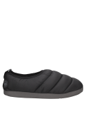 Calzado tipo pantufla negro para hombre, moderno y acolchado, ideal para días fríos por su aislamiento y calidez.