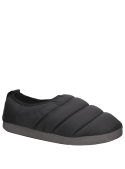 Pantufla negra casual para hombre, apta para interiores y exteriores, con textil impermeable y suela robusta.