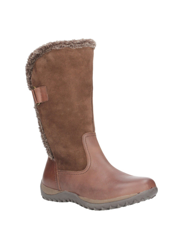 Detalle del acabado envejecido y costuras marcadas en la capellada.