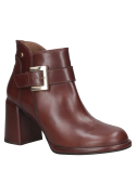 Botín casual de cuero café para mujer, con tacón ancho que ofrece comodidad y estilo en cualquier ocasión.