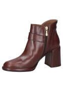 Botín de cuero café con diseño sofisticado para mujer, perfecto para eventos formales o salidas nocturnas.