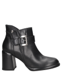 Botín casual negro para mujer, detalle de hebilla metálica y líneas limpias.