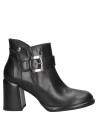 Botín casual negro para mujer, detalle de hebilla metálica y líneas limpias.