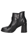 Botín negro de cuero para mujer, estilo casual, con tacón cuadrado y hebilla metálica lateral.