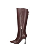 bota de cuero café para mujer con diseño estilizado y hebilla lateral discreta, ideal para eventos formales.