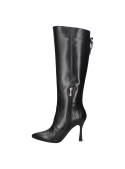Bota de cuero negro para mujer, diseño elegante con tacón alto y hebilla lateral.