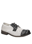 Zapato casual de cuero blanco para mujer, con cordones formales y suela robusta, perfecto para eventos culturales.