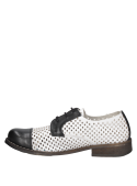 Modelo Oxford blanco de cuero para mujer, con detalles perforados y contraste, ideal para un look moderno.