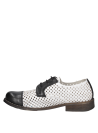 Modelo Oxford blanco de cuero para mujer, con detalles perforados y contraste, ideal para un look moderno.