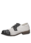 Zapato blanco de cuero tipo Oxford para mujer, con diseño perforado que destaca por su estilo casual y clásico.