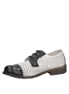 Zapato blanco de cuero tipo Oxford para mujer, con diseño perforado que destaca por su estilo casual y clásico.
