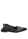 Zapato casual de cuero negro para mujer, estiliza la pierna y complementa trajes sastre con modernidad.