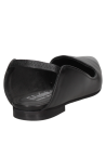 Zapato de cuero negro para mujer, de punta alargada, ideal para ocasiones formales y reuniones ejecutivas.