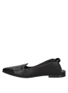 Elegante zapato de cuero negro para mujer, con apertura en el talón y escote profundo que añade feminidad.