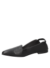 Zapato negro de cuero para mujer, estilo casual, con diseño minimalista y silueta afilada que aporta sofisticación.