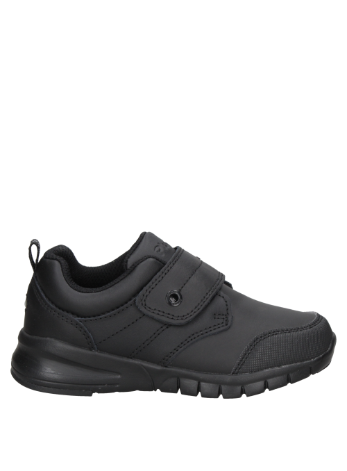 Calzado escolar negro de cuero para niño, con cierre de velcro y suela gruesa, ideal para actividades cotidianas.