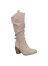 Elegante bota beige de cuero para mujer, perfecta para el frío, con altura impresionante.