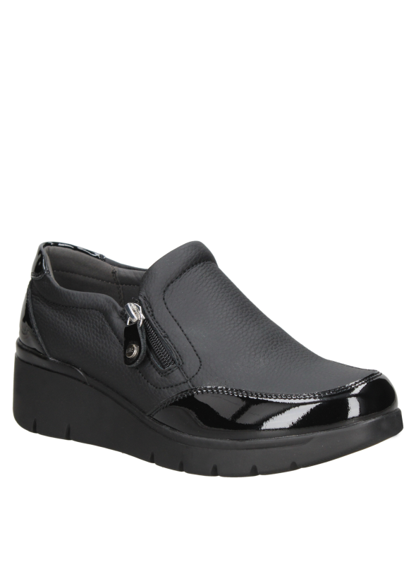 Zapato negro de cuero para mujer, diseño casual y moderno, con detalles brillantes en la parte superior.