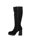 Bota negra de cuero, estilo casual femenino, adecuada para actividades cotidianas.